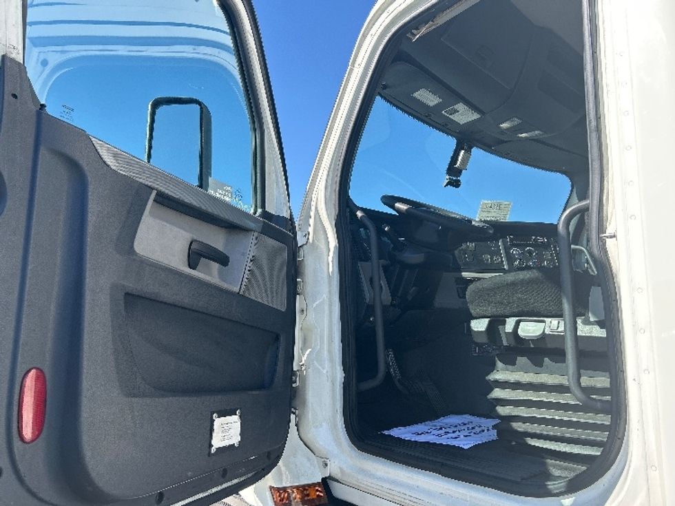 Day Cab Tractor-Heavy Duty Tractors-Freightliner-2019-T11642ST-Las Vegas-NV-743,968\n\t\tmiles-$ 19,000 - Image 9