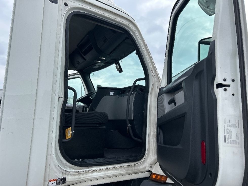 Day Cab Tractor-Heavy Duty Tractors-Freightliner-2019-T11642ST-Obetz-OH-595,397\n\t\tmiles-$ 27,250 - Image 12
