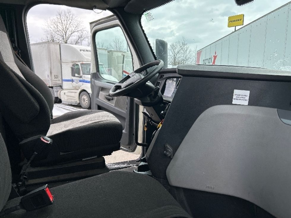 Day Cab Tractor-Heavy Duty Tractors-Freightliner-2019-T11642ST-Obetz-OH-595,397\n\t\tmiles-$ 27,250 - Image 14