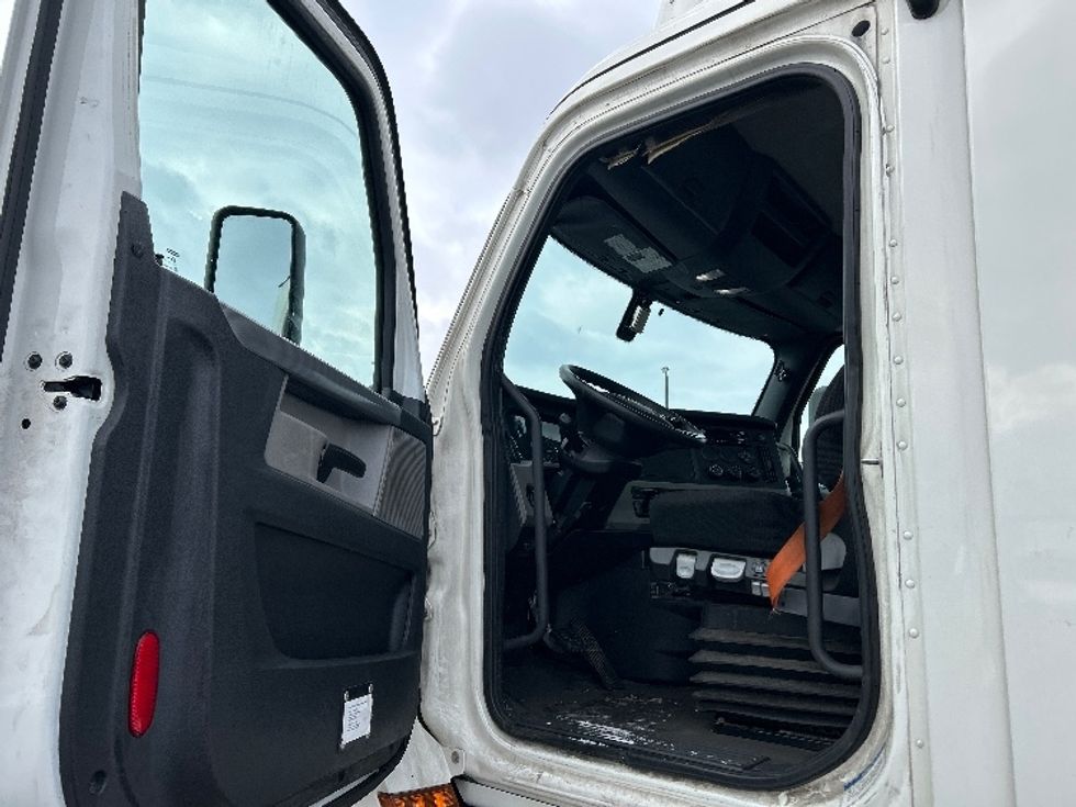 Day Cab Tractor-Heavy Duty Tractors-Freightliner-2019-T11642ST-Obetz-OH-595,397\n\t\tmiles-$ 27,250 - Image 9