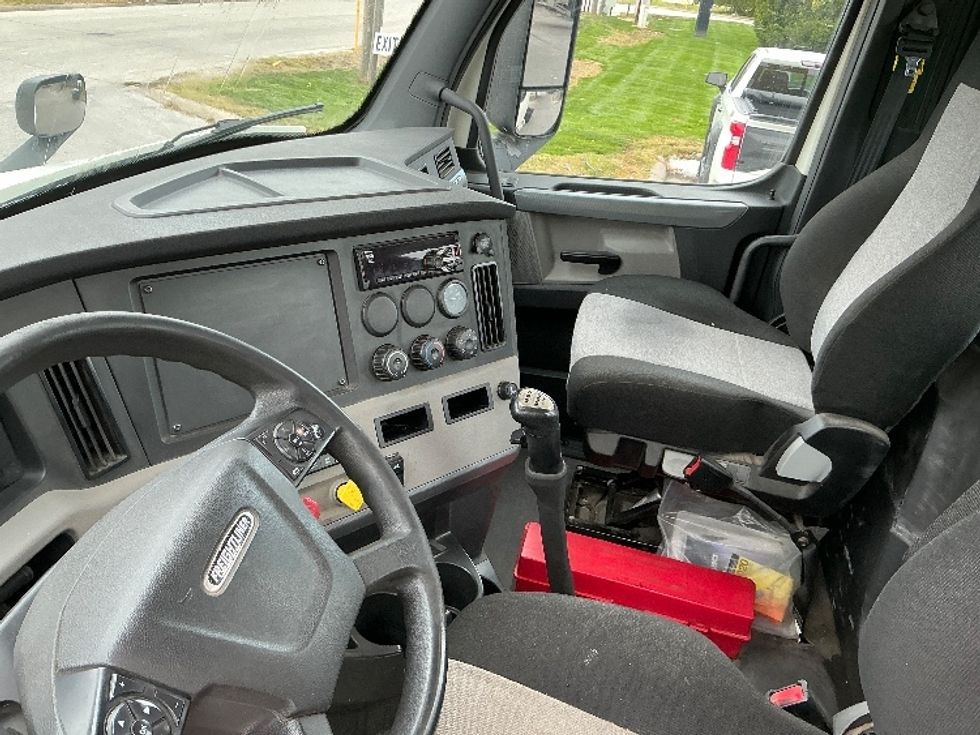 Day Cab Tractor-Heavy Duty Tractors-Freightliner-2019-T11642ST-Omaha-NE-425,215\n\t\tmiles-$ 27,750 - Image 10