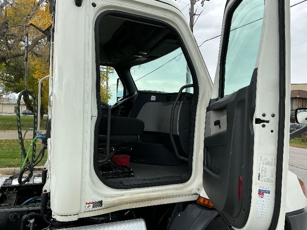 Day Cab Tractor-Heavy Duty Tractors-Freightliner-2019-T11642ST-Omaha-NE-425,215\n\t\tmiles-$ 27,750 - Image 12
