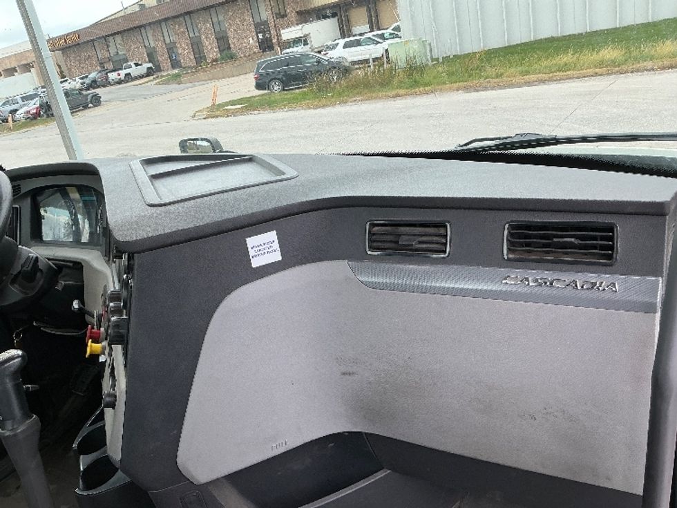 Day Cab Tractor-Heavy Duty Tractors-Freightliner-2019-T11642ST-Omaha-NE-425,215\n\t\tmiles-$ 27,750 - Image 13