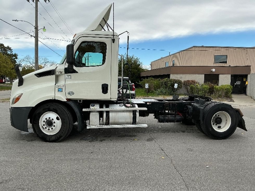 Day Cab Tractor-Heavy Duty Tractors-Freightliner-2019-T11642ST-Omaha-NE-425,215\n\t\tmiles-$ 27,750 - Image 4