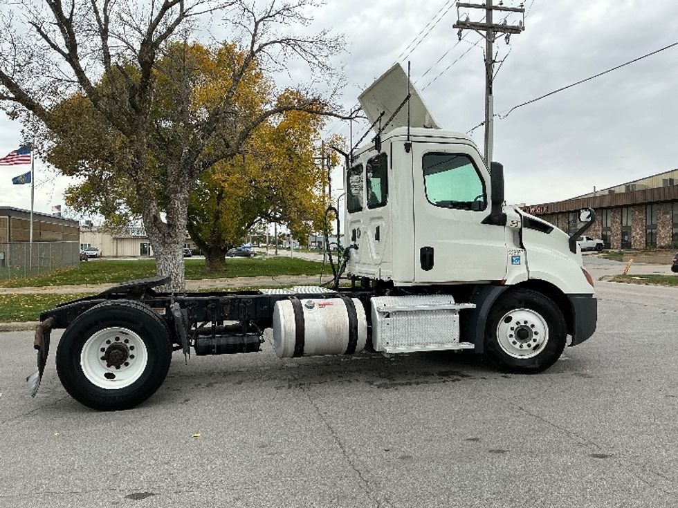 Day Cab Tractor-Heavy Duty Tractors-Freightliner-2019-T11642ST-Omaha-NE-425,215\n\t\tmiles-$ 27,750 - Image 8