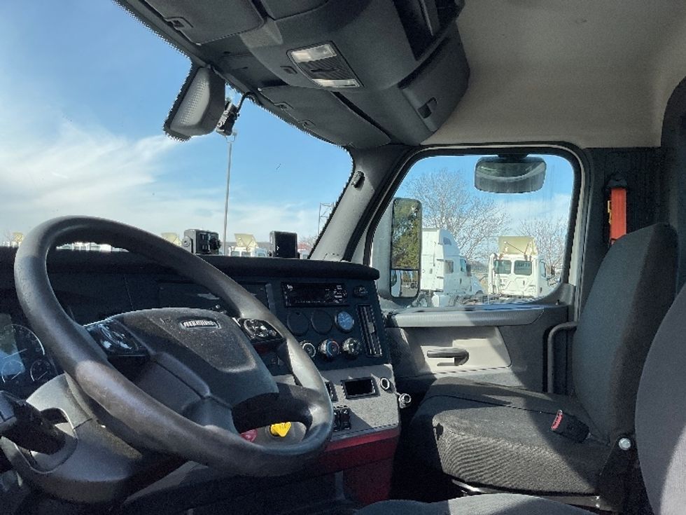 Day Cab Tractor-Heavy Duty Tractors-Freightliner-2019-T11642ST-Perrysburg-OH-763,781\n\t\tmiles-$ 23,000 - Image 10