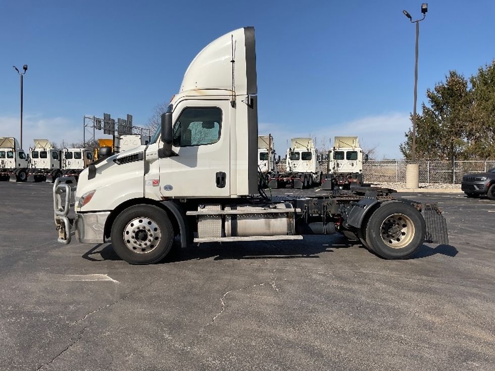 Day Cab Tractor-Heavy Duty Tractors-Freightliner-2019-T11642ST-Perrysburg-OH-763,781\n\t\tmiles-$ 23,000 - Image 4