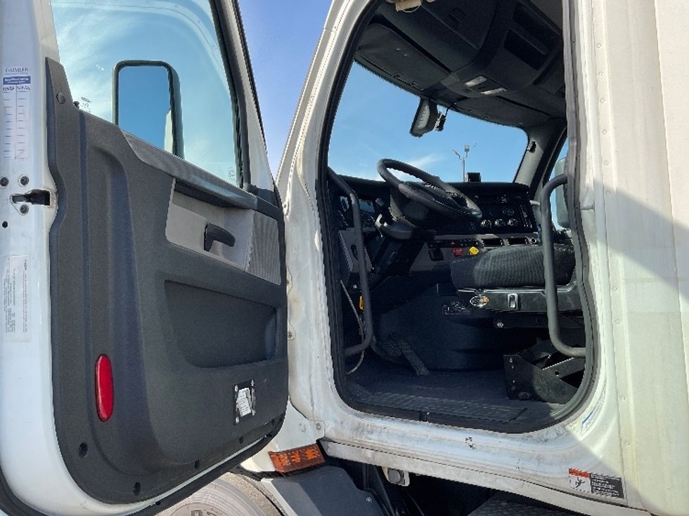 Day Cab Tractor-Heavy Duty Tractors-Freightliner-2019-T11642ST-Perrysburg-OH-763,781\n\t\tmiles-$ 23,000 - Image 9