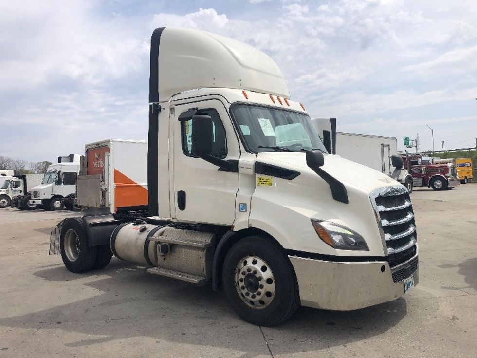 Day Cab Tractor-Heavy Duty Tractors-Freightliner-2019-T11642ST-Piqua-OH-733,714\n\t\tmiles-$ 23,000 - Image 1