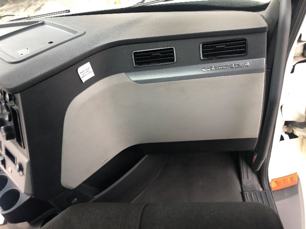 Day Cab Tractor-Heavy Duty Tractors-Freightliner-2019-T11642ST-Piqua-OH-733,714\n\t\tmiles-$ 23,000 - Image 13