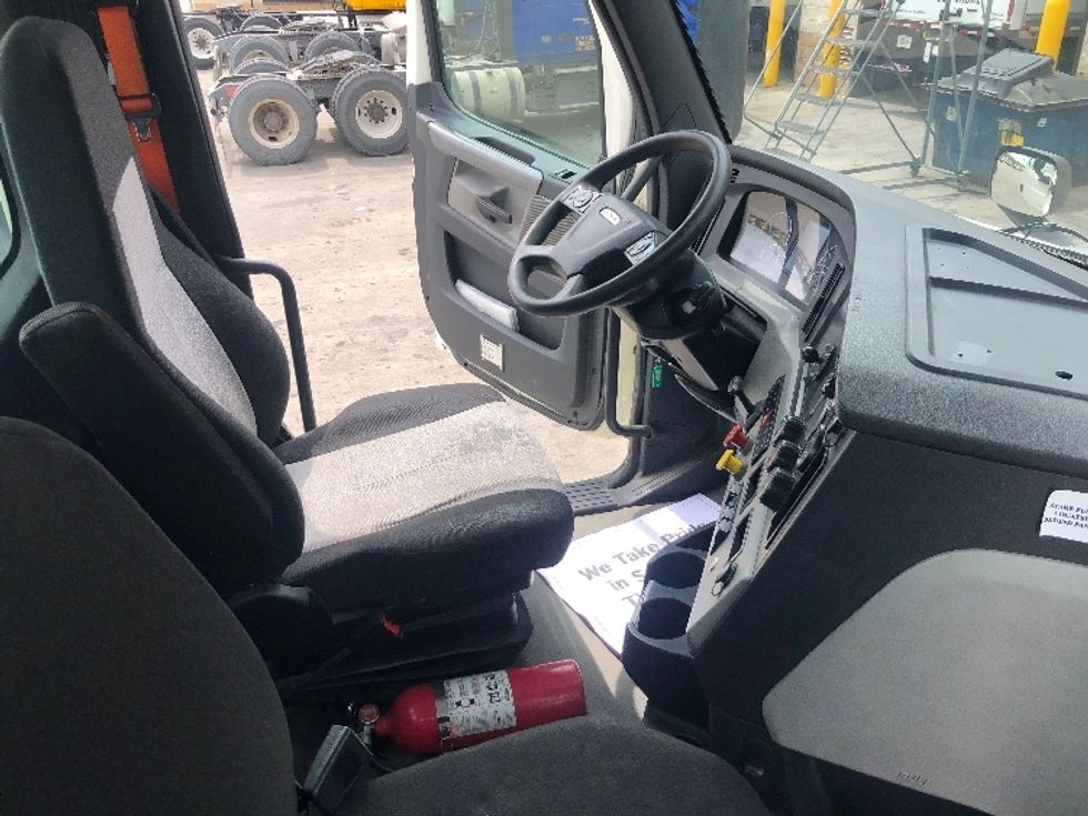 Day Cab Tractor-Heavy Duty Tractors-Freightliner-2019-T11642ST-Piqua-OH-733,714\n\t\tmiles-$ 23,000 - Image 14