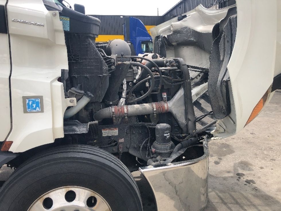 Day Cab Tractor-Heavy Duty Tractors-Freightliner-2019-T11642ST-Piqua-OH-733,714\n\t\tmiles-$ 23,000 - Image 15