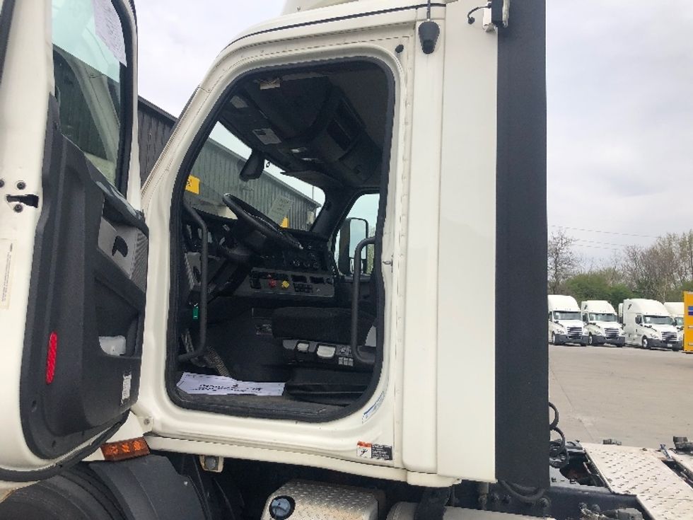 Day Cab Tractor-Heavy Duty Tractors-Freightliner-2019-T11642ST-Piqua-OH-733,714\n\t\tmiles-$ 23,000 - Image 9