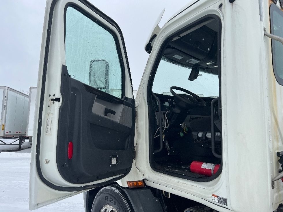 Day Cab Tractor-Heavy Duty Tractors-Freightliner-2019-T11642ST-Rochester-NY-294,027\n\t\tmiles-$ 42,500 - Image 9