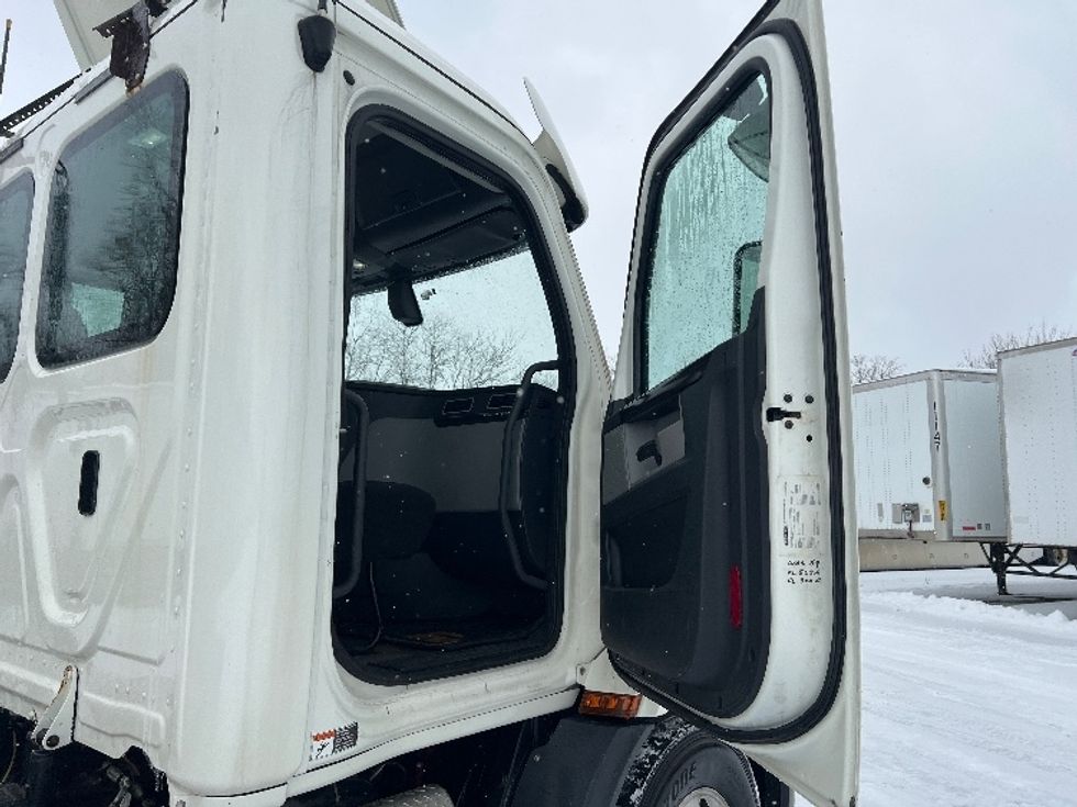 Day Cab Tractor-Heavy Duty Tractors-Freightliner-2019-T11642ST-Rochester-NY-294,153\n\t\tmiles-$ 12,000 - Image 12