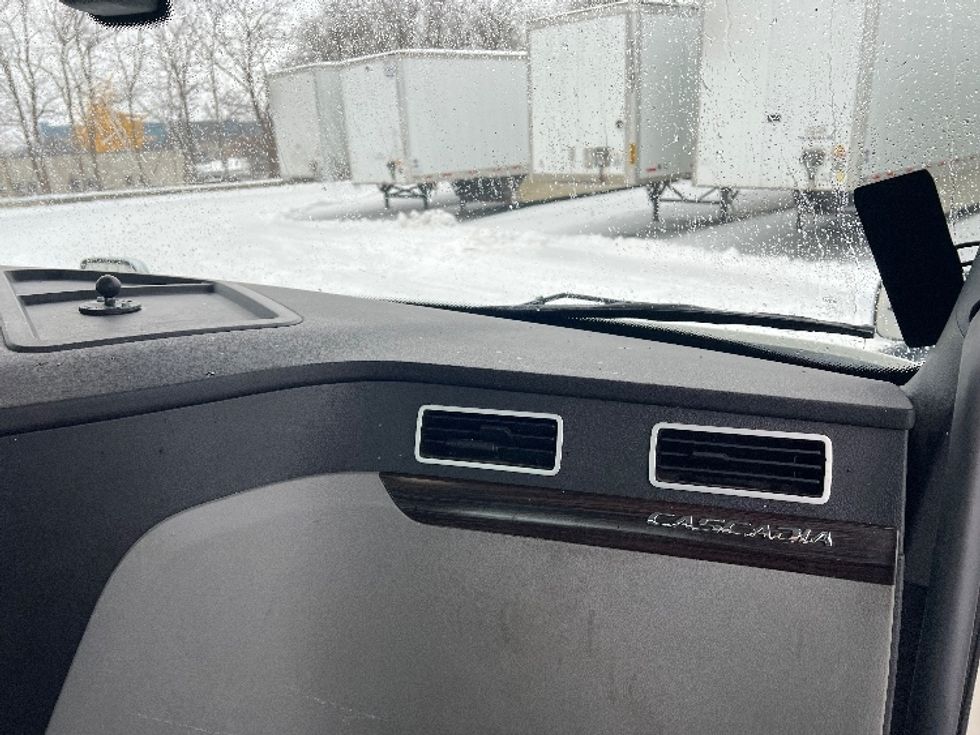 Day Cab Tractor-Heavy Duty Tractors-Freightliner-2019-T11642ST-Rochester-NY-294,153\n\t\tmiles-$ 12,000 - Image 13
