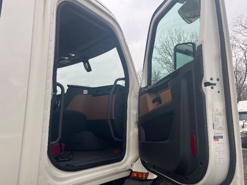 Day Cab Tractor-Heavy Duty Tractors-Freightliner-2019-T11642ST-Rochester-NY-331,507\n\t\tmiles-$ 39,000 - Image 12