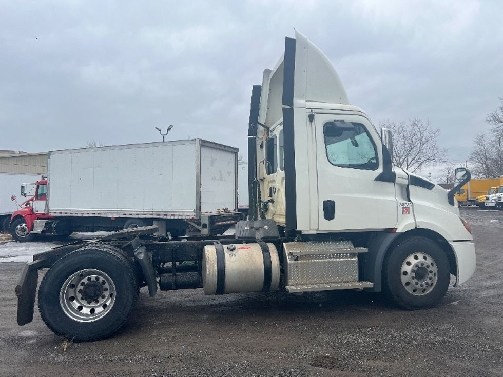 Day Cab Tractor-Heavy Duty Tractors-Freightliner-2019-T11642ST-Rochester-NY-331,507\n\t\tmiles-$ 39,000 - Image 8
