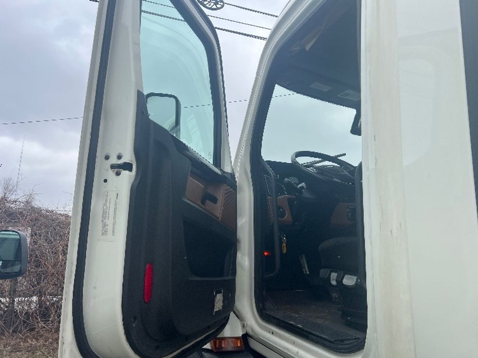 Day Cab Tractor-Heavy Duty Tractors-Freightliner-2019-T11642ST-Rochester-NY-331,507\n\t\tmiles-$ 39,000 - Image 9
