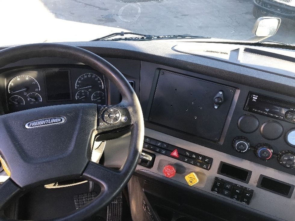 Day Cab Tractor-Heavy Duty Tractors-Freightliner-2019-T11642ST-Saint Louis-MO-863,654\n\t\tmiles-$ 22,500 - Image 11