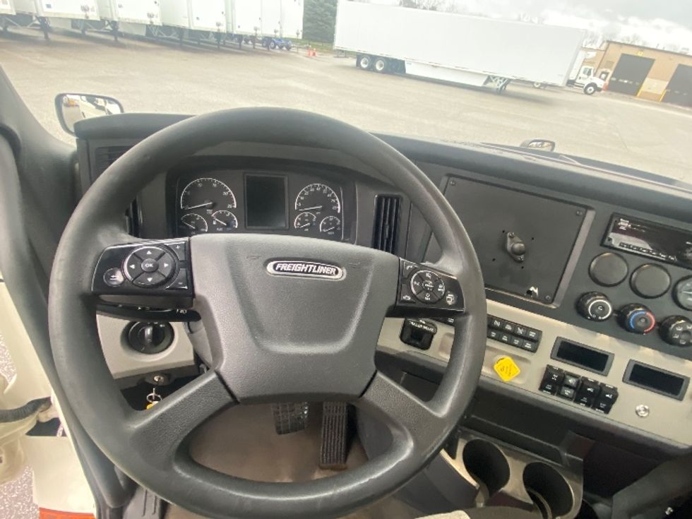 Day Cab Tractor-Heavy Duty Tractors-Freightliner-2019-T11642ST-South Bend-IN-472,939\n\t\tmiles-$ 35,250 - Image 11