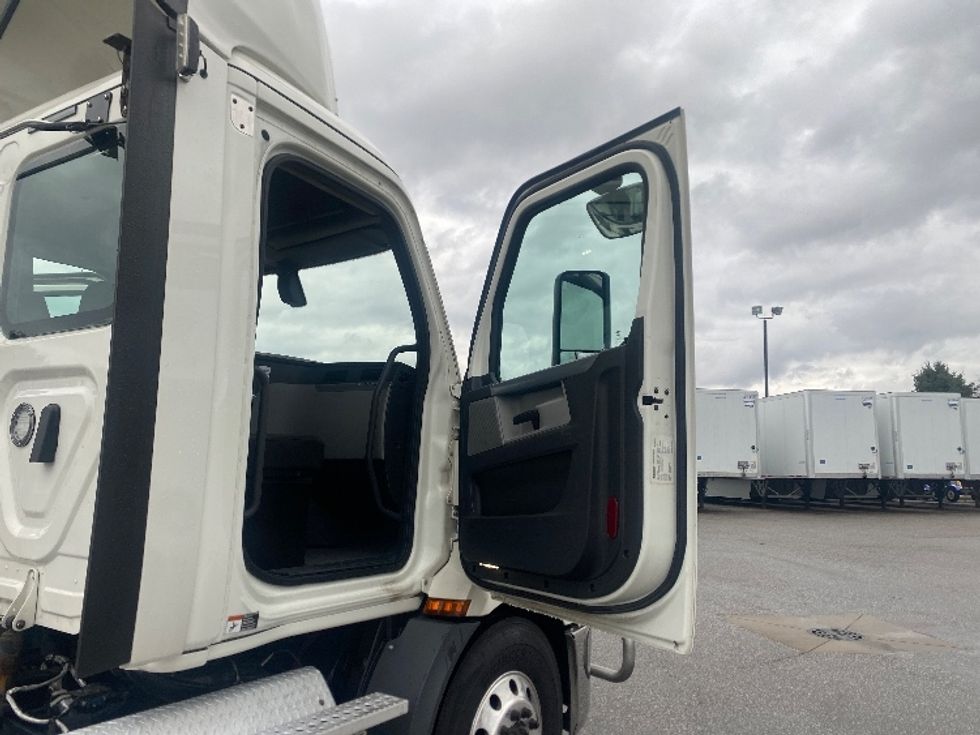 Day Cab Tractor-Heavy Duty Tractors-Freightliner-2019-T11642ST-South Bend-IN-472,939\n\t\tmiles-$ 35,250 - Image 12