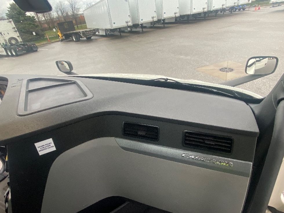 Day Cab Tractor-Heavy Duty Tractors-Freightliner-2019-T11642ST-South Bend-IN-472,939\n\t\tmiles-$ 35,250 - Image 13