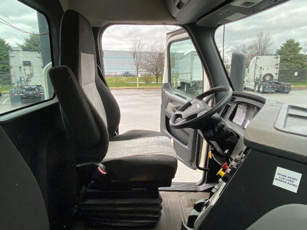 Day Cab Tractor-Heavy Duty Tractors-Freightliner-2019-T11642ST-South Bend-IN-472,939\n\t\tmiles-$ 35,250 - Image 14