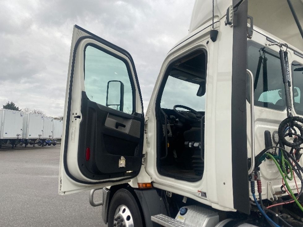 Day Cab Tractor-Heavy Duty Tractors-Freightliner-2019-T11642ST-South Bend-IN-472,939\n\t\tmiles-$ 35,250 - Image 9