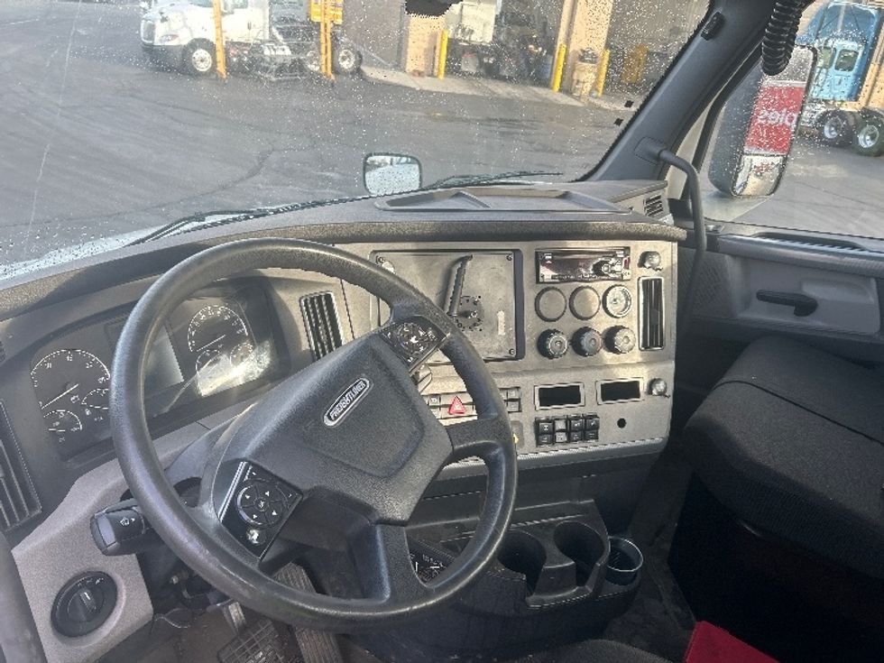 Day Cab Tractor-Heavy Duty Tractors-Freightliner-2019-T11642ST-Stockton-CA-291,763\n\t\tmiles-$ 41,250 - Image 10
