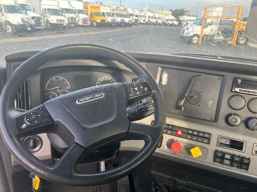 Day Cab Tractor-Heavy Duty Tractors-Freightliner-2019-T11642ST-Stockton-CA-291,763\n\t\tmiles-$ 41,250 - Image 11