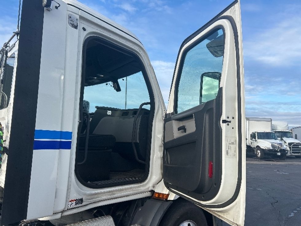 Day Cab Tractor-Heavy Duty Tractors-Freightliner-2019-T11642ST-Stockton-CA-291,763\n\t\tmiles-$ 41,250 - Image 12
