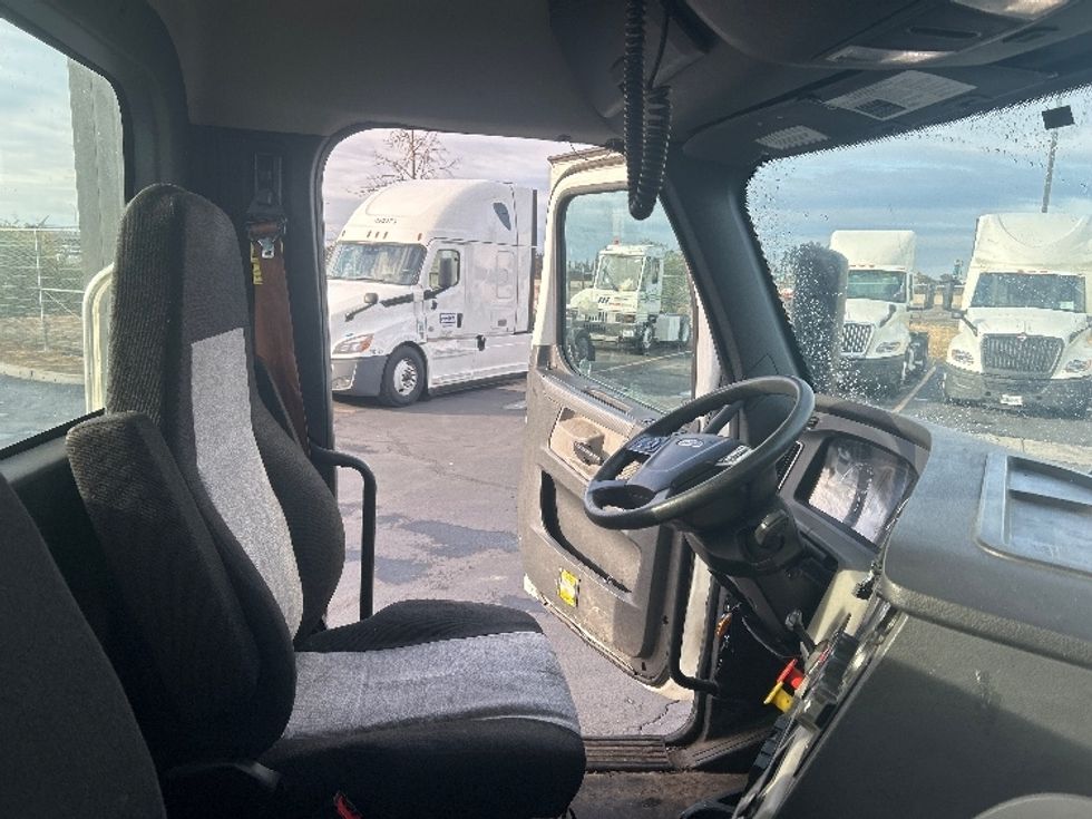 Day Cab Tractor-Heavy Duty Tractors-Freightliner-2019-T11642ST-Stockton-CA-291,763\n\t\tmiles-$ 41,250 - Image 14