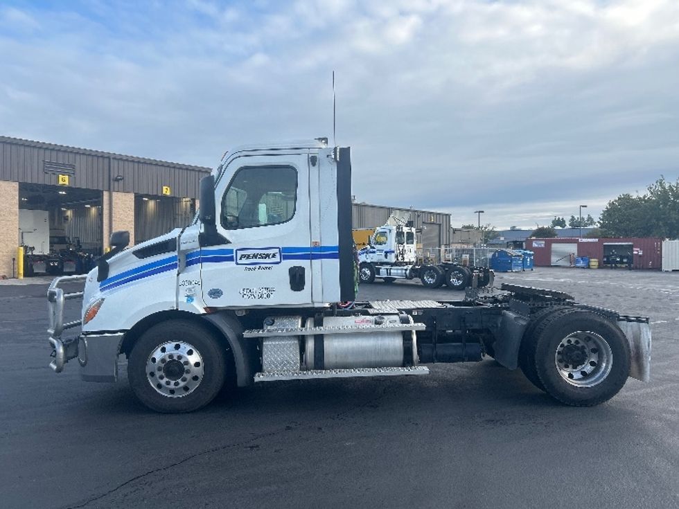 Day Cab Tractor-Heavy Duty Tractors-Freightliner-2019-T11642ST-Stockton-CA-291,763\n\t\tmiles-$ 41,250 - Image 4