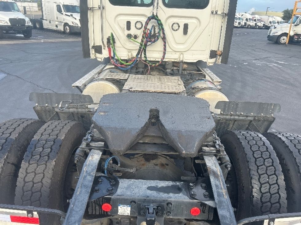 Day Cab Tractor-Heavy Duty Tractors-Freightliner-2019-T11642ST-Stockton-CA-291,763\n\t\tmiles-$ 41,250 - Image 6