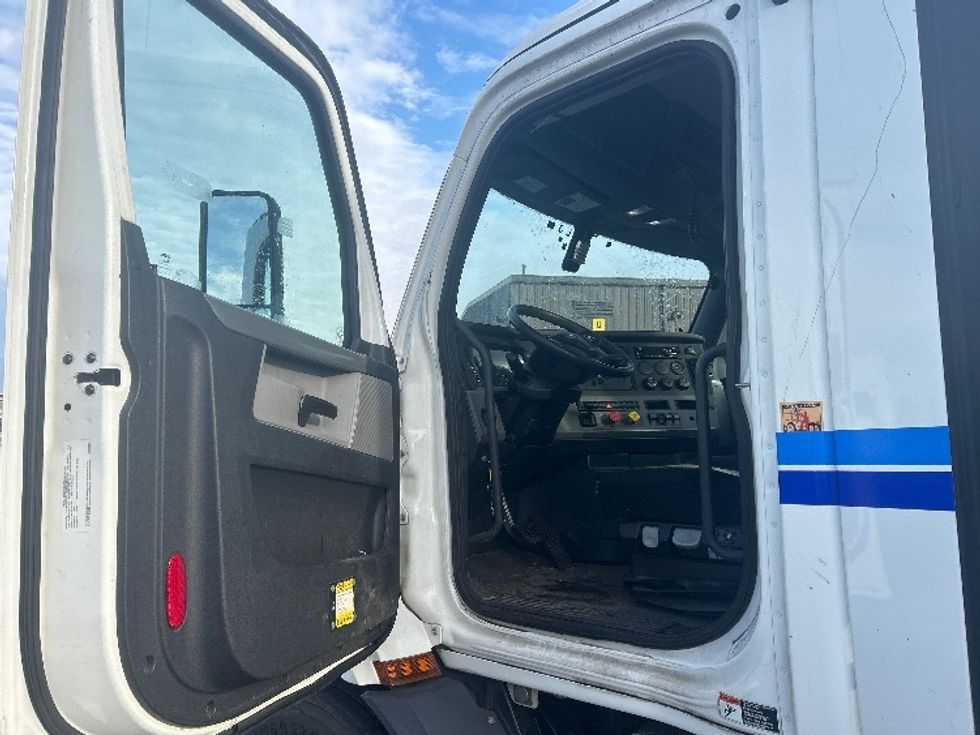 Day Cab Tractor-Heavy Duty Tractors-Freightliner-2019-T11642ST-Stockton-CA-291,763\n\t\tmiles-$ 41,250 - Image 9