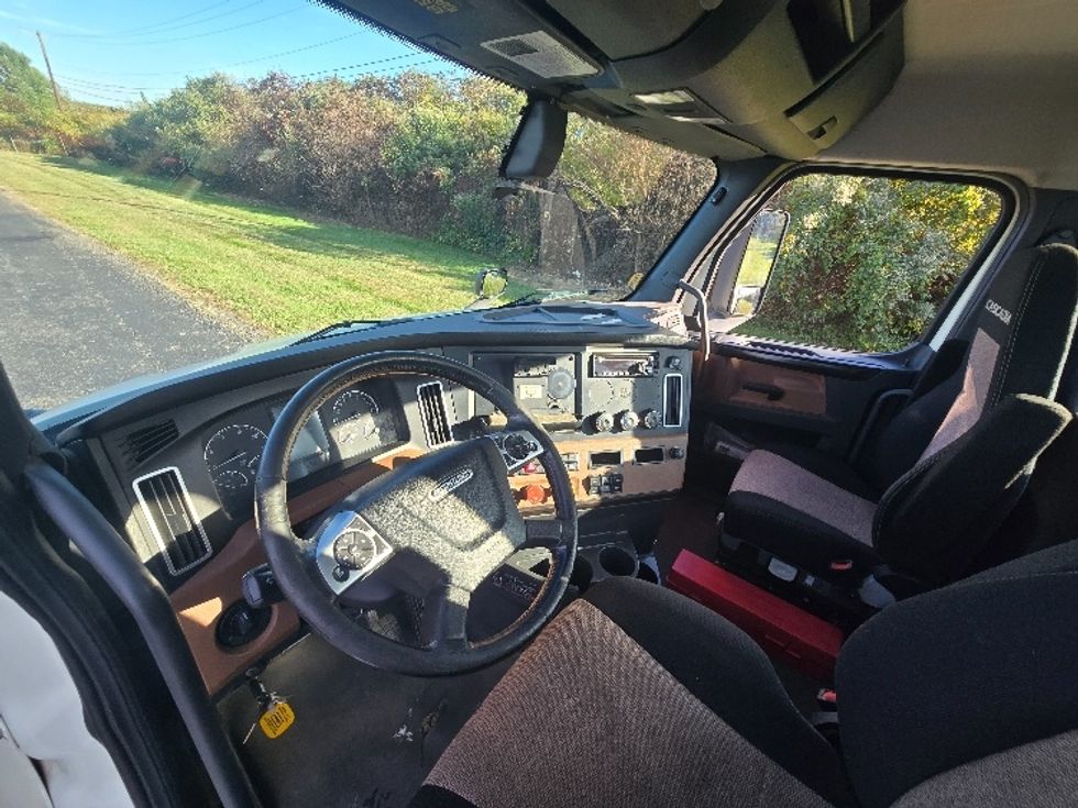 Day Cab Tractor-Heavy Duty Tractors-Freightliner-2019-T11642ST-White Deer-PA-633,173\n\t\tmiles-$ 21,500 - Image 10