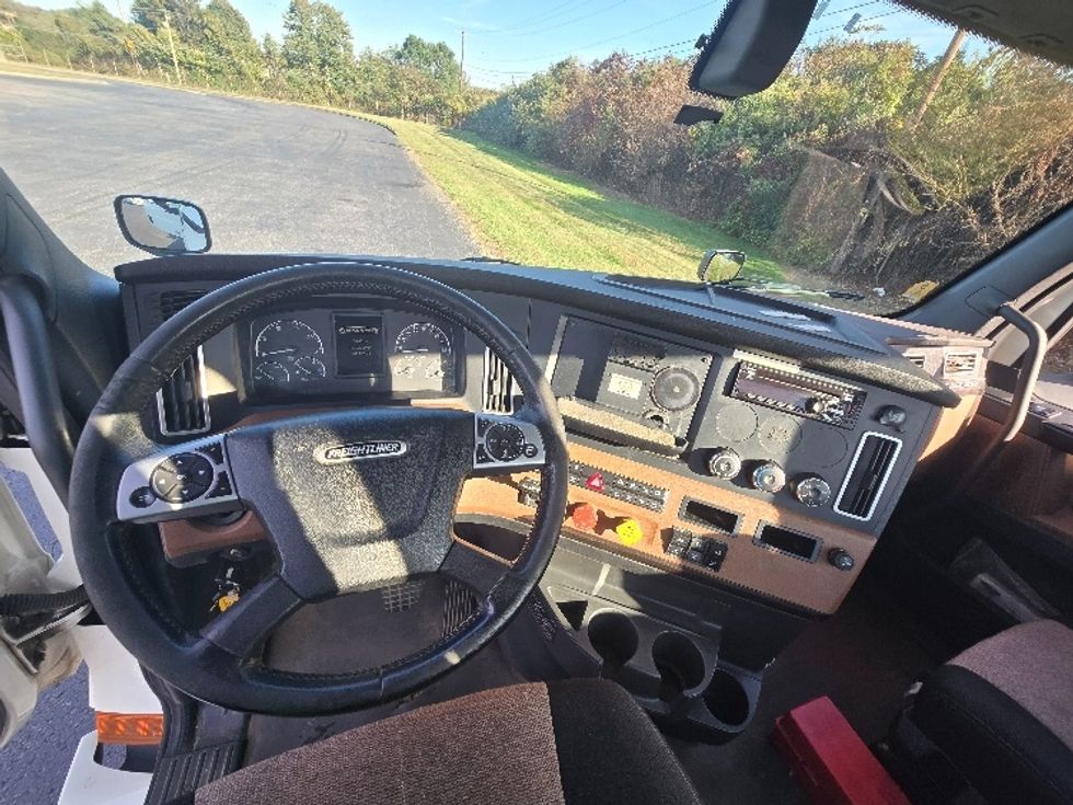 Day Cab Tractor-Heavy Duty Tractors-Freightliner-2019-T11642ST-White Deer-PA-633,173\n\t\tmiles-$ 21,500 - Image 11