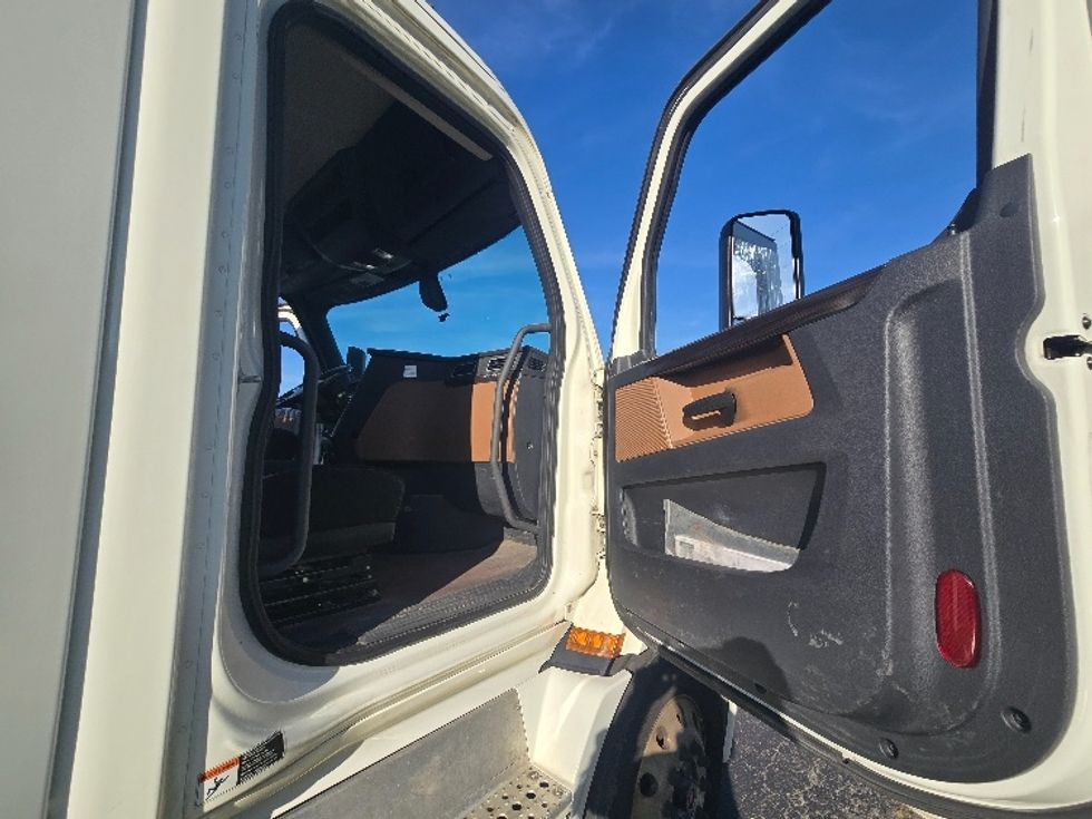 Day Cab Tractor-Heavy Duty Tractors-Freightliner-2019-T11642ST-White Deer-PA-633,173\n\t\tmiles-$ 21,500 - Image 12