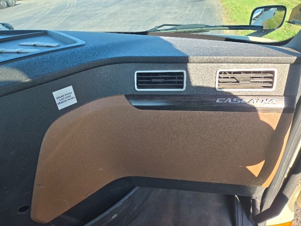 Day Cab Tractor-Heavy Duty Tractors-Freightliner-2019-T11642ST-White Deer-PA-633,173\n\t\tmiles-$ 21,500 - Image 13