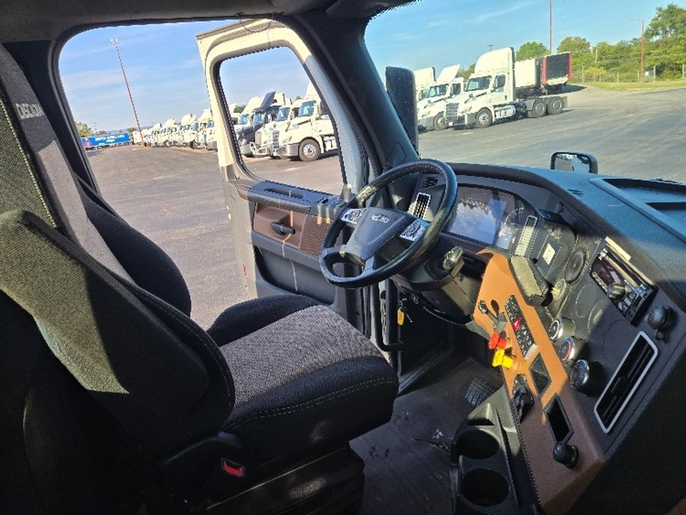 Day Cab Tractor-Heavy Duty Tractors-Freightliner-2019-T11642ST-White Deer-PA-633,173\n\t\tmiles-$ 21,500 - Image 14