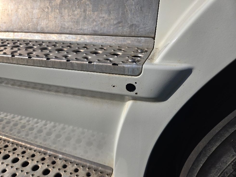 Day Cab Tractor-Heavy Duty Tractors-Freightliner-2019-T11642ST-White Deer-PA-633,173\n\t\tmiles-$ 21,500 - Image 17