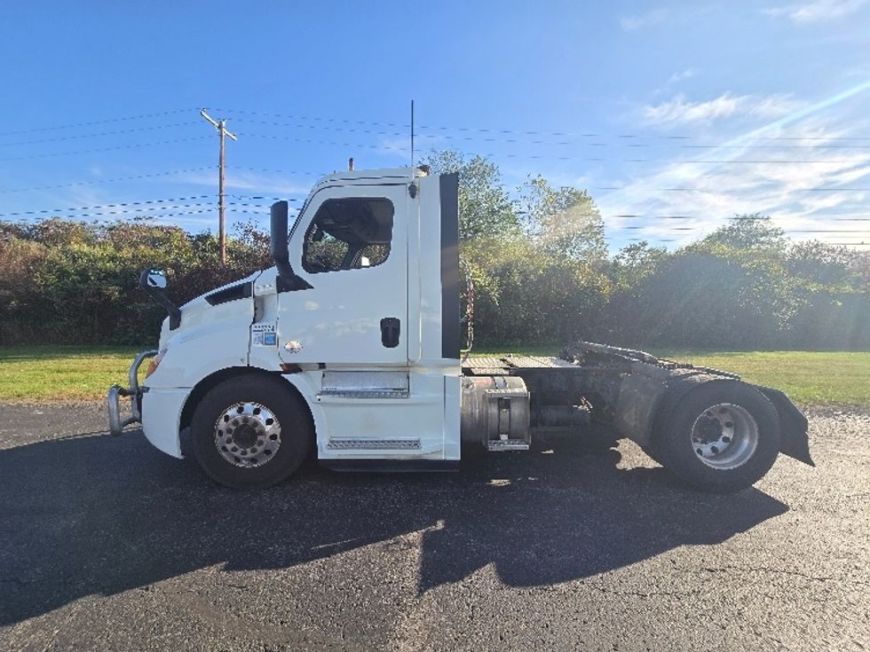 Day Cab Tractor-Heavy Duty Tractors-Freightliner-2019-T11642ST-White Deer-PA-633,173\n\t\tmiles-$ 21,500 - Image 4