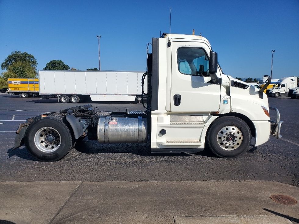 Day Cab Tractor-Heavy Duty Tractors-Freightliner-2019-T11642ST-White Deer-PA-633,173\n\t\tmiles-$ 21,500 - Image 8