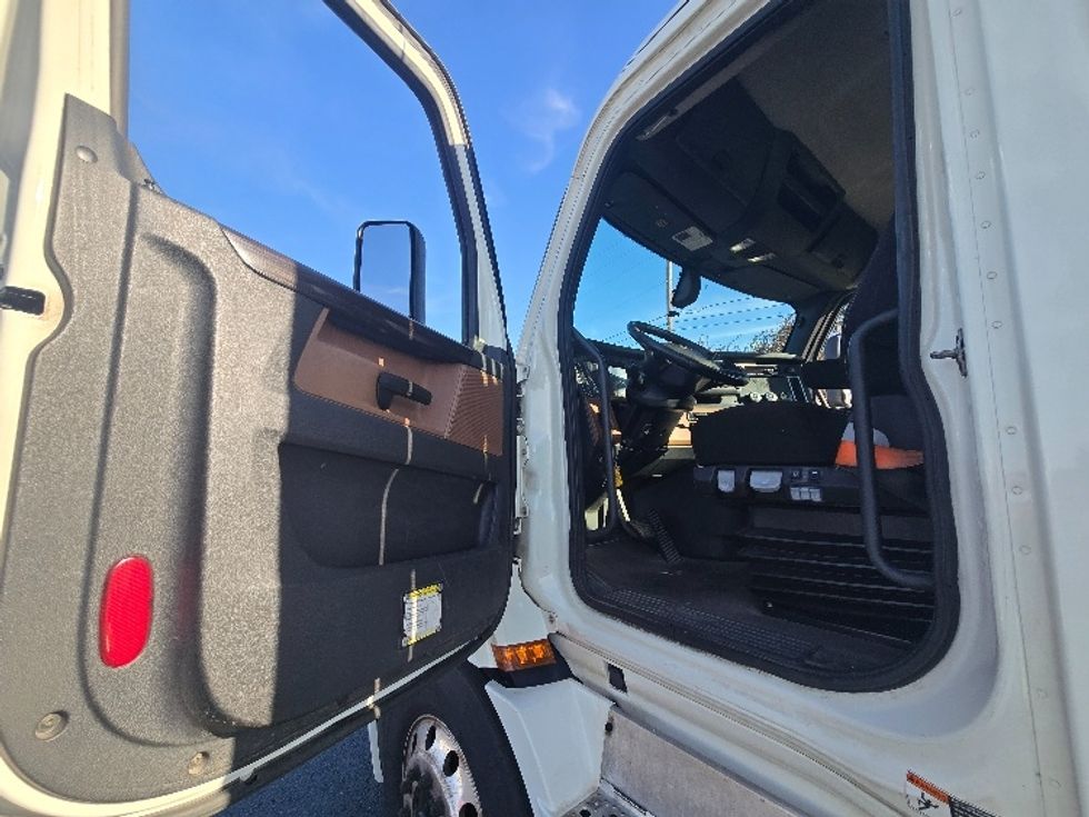 Day Cab Tractor-Heavy Duty Tractors-Freightliner-2019-T11642ST-White Deer-PA-633,173\n\t\tmiles-$ 21,500 - Image 9