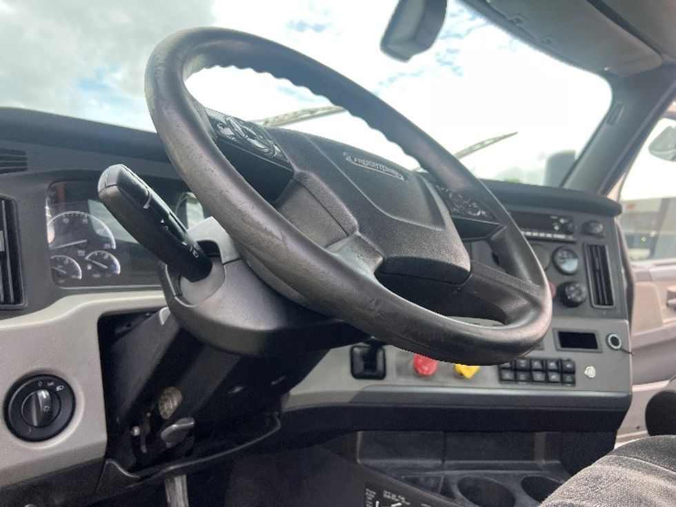 Day Cab Tractor-Heavy Duty Tractors-Freightliner-2019-T11662ST-Atlanta-GA-751,578\n\t\tmiles-$ 28,750 - Image 10