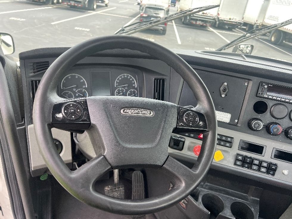 Day Cab Tractor-Heavy Duty Tractors-Freightliner-2019-T11662ST-Atlanta-GA-751,578\n\t\tmiles-$ 28,750 - Image 11