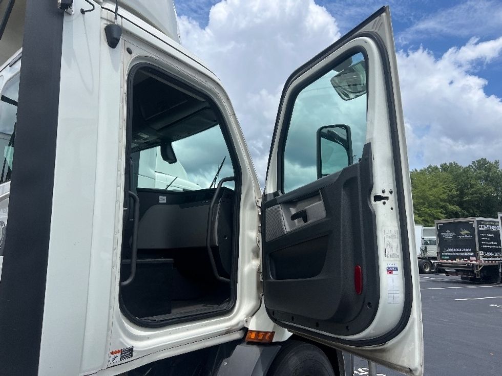 Day Cab Tractor-Heavy Duty Tractors-Freightliner-2019-T11662ST-Atlanta-GA-751,578\n\t\tmiles-$ 28,750 - Image 12