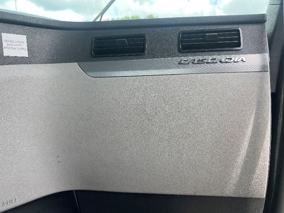 Day Cab Tractor-Heavy Duty Tractors-Freightliner-2019-T11662ST-Atlanta-GA-751,578\n\t\tmiles-$ 28,750 - Image 13