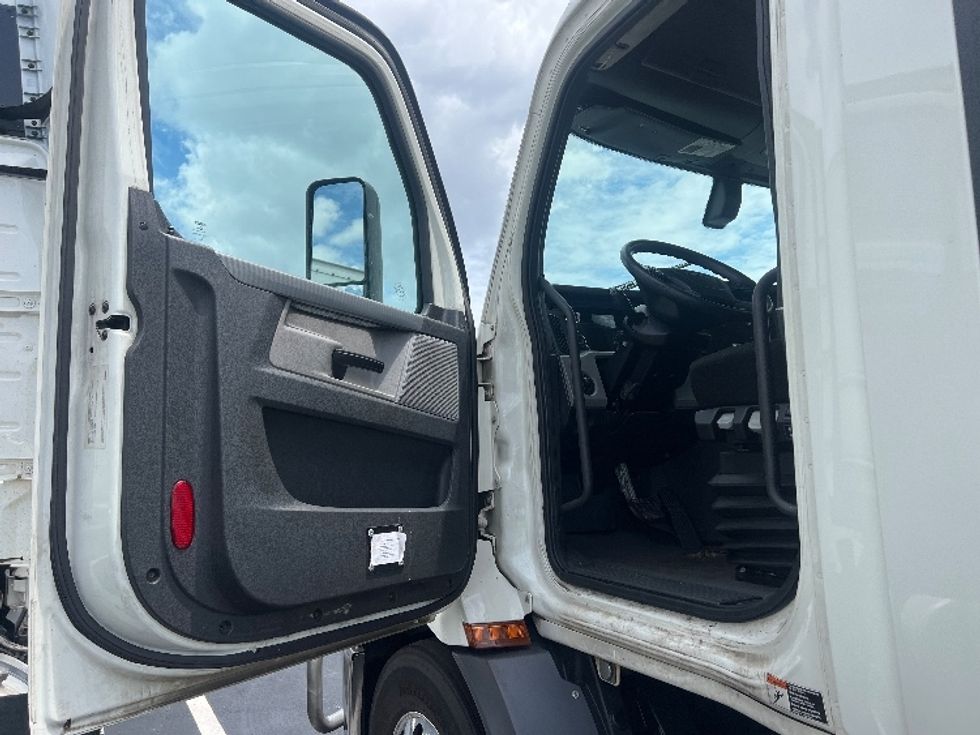 Day Cab Tractor-Heavy Duty Tractors-Freightliner-2019-T11662ST-Atlanta-GA-751,578\n\t\tmiles-$ 28,750 - Image 9